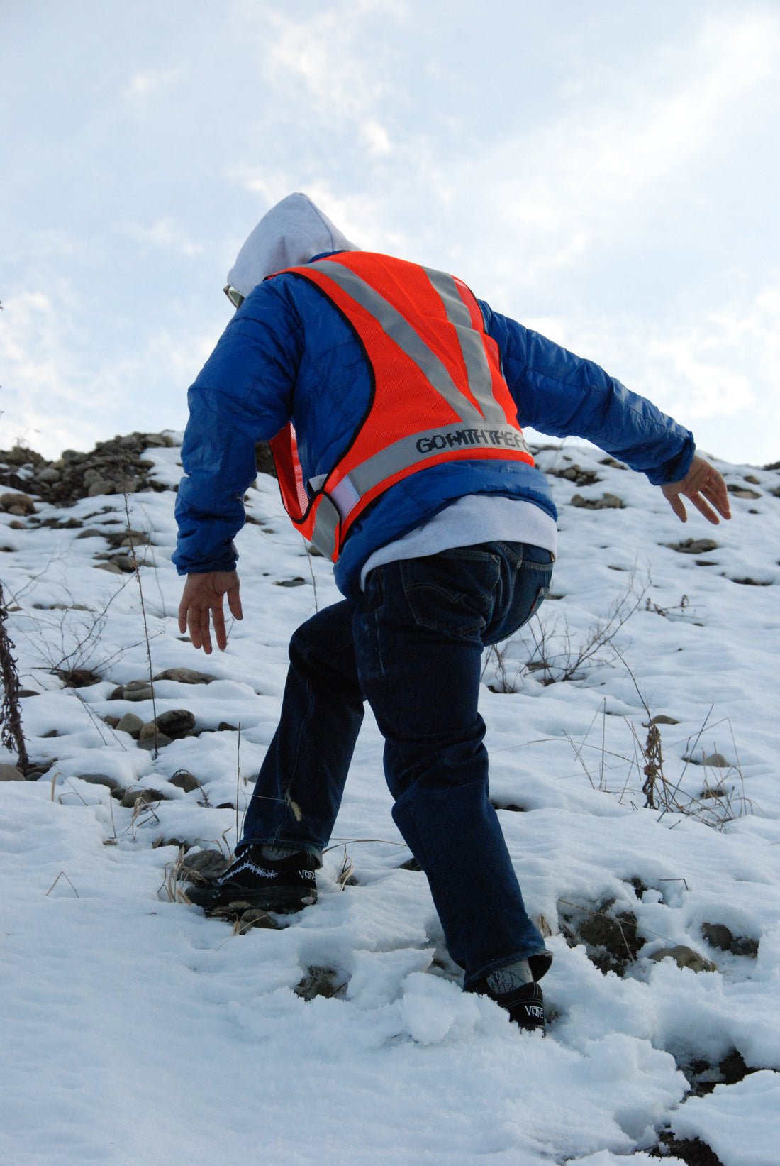 How to walk in the snowy mountains.